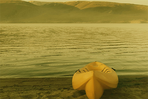 canoa varada en una playa
