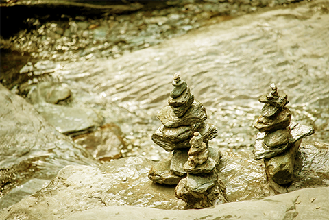 apilamientos de piedras junto a un rio