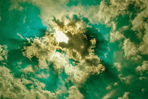 rayos de luz que se abren paso entre las nubes